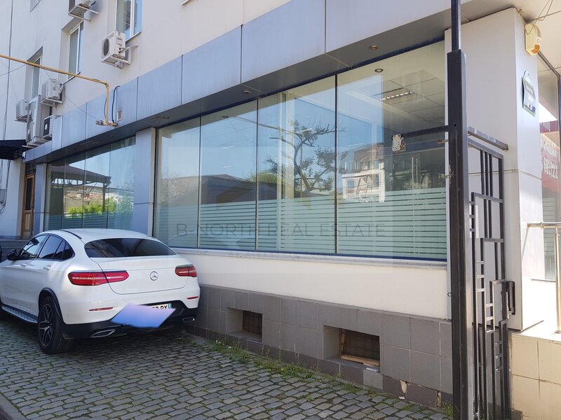 Chirie spatiu comercial parter.